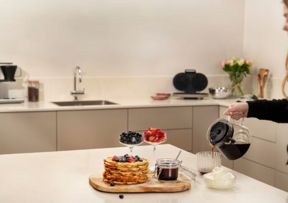 Vohvelit makealla täytteellä kahvikupillisen kanssa on täydellinen yhdistelmä.