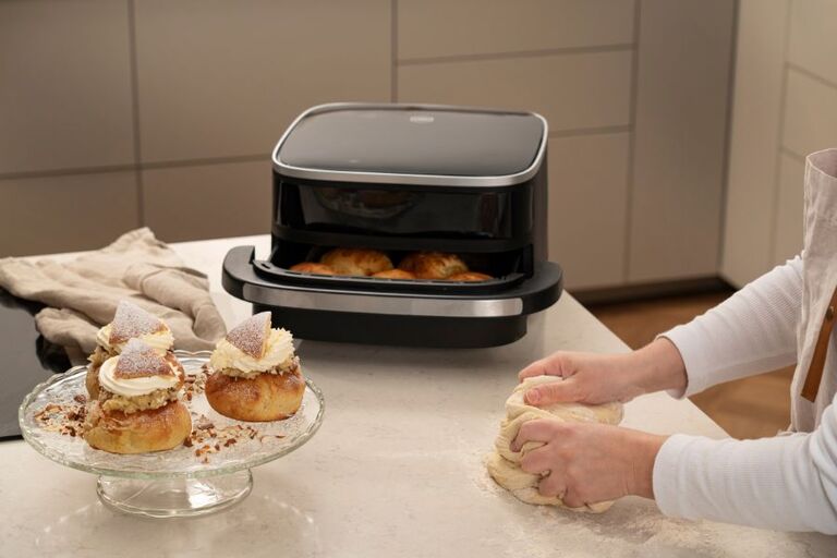 Leivo täydelliset laskiaispullat Easy Fry XL Surface -air fryerilla.