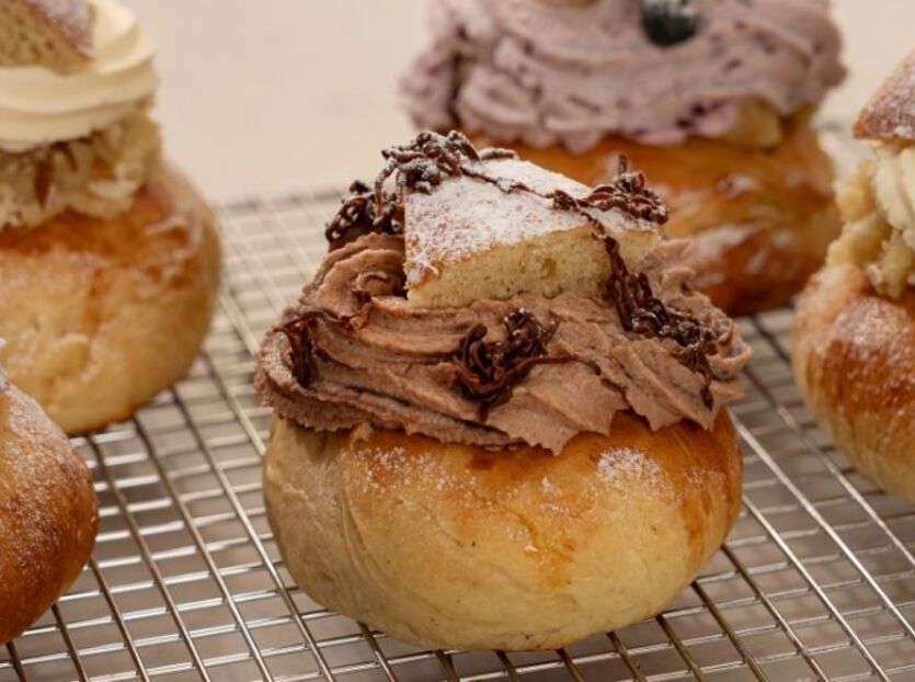 Laskiaispullat nutellakermavaahdolla ja rouhitulla suklaalla