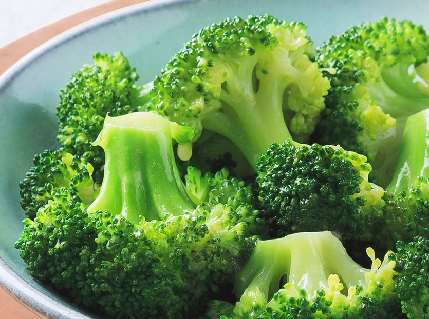 Höyrytetty parsakaali valkosipulin ja sitruunan kera