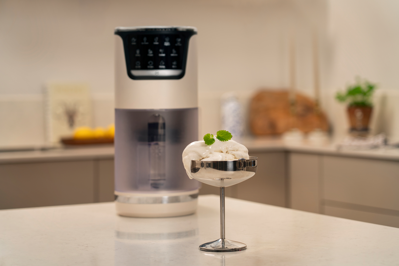 Tyylikäs beige väri ja kosketusnäyttö helppoa ohjelman valintaa varten