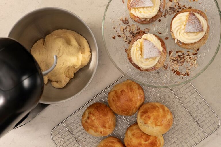 Valmista taikina Bake Essential -yleiskoneella