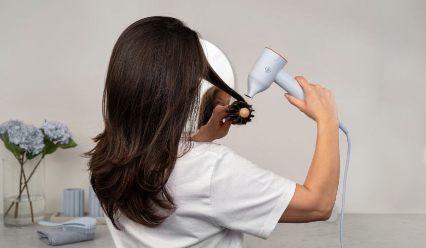 Kiinnitä ilmankeskitin ja muotoile pyöröharjan avulla.