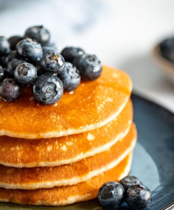 Amerikkalaiset pannukakut brunssille? Kokeile täytteitä kuten vaahterasiirappia, cashewpähkinöitä, mustikoita ja banaania.