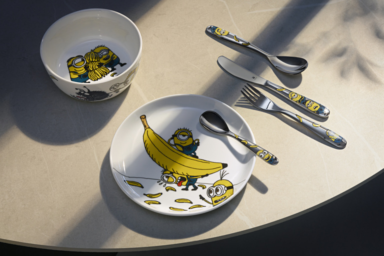 Minionit ruokapöydässä