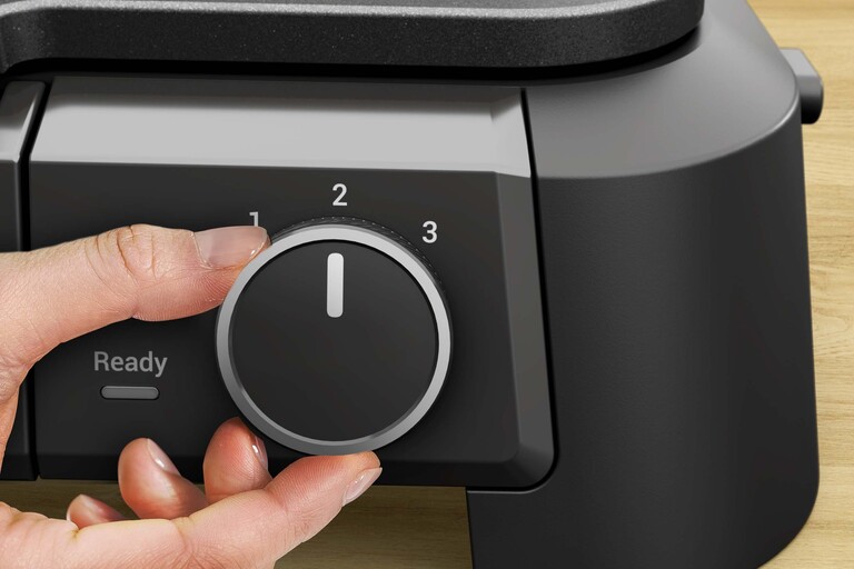 Grillissä on kolme eri lämpötila-asetusta, joiden avulla lämpötila