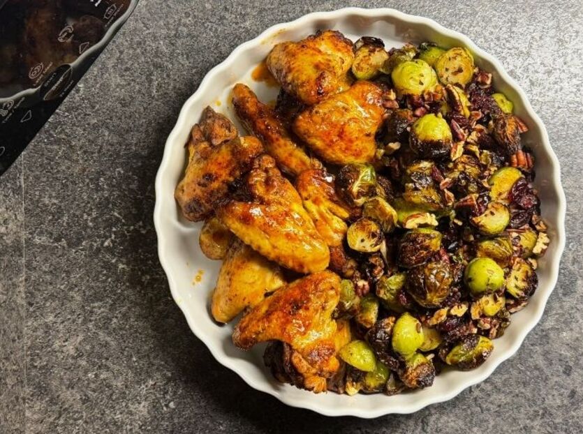 Mausteiset jouluiset kanankoivet rapean ruusukaalin kera, karpaloilla ja pekaanipähkinöillä