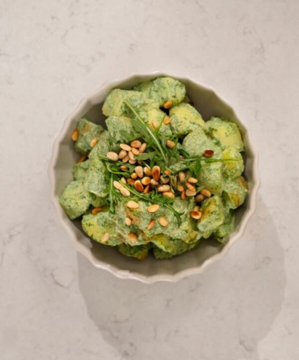 Perunasalaatti vihreällä pestolla