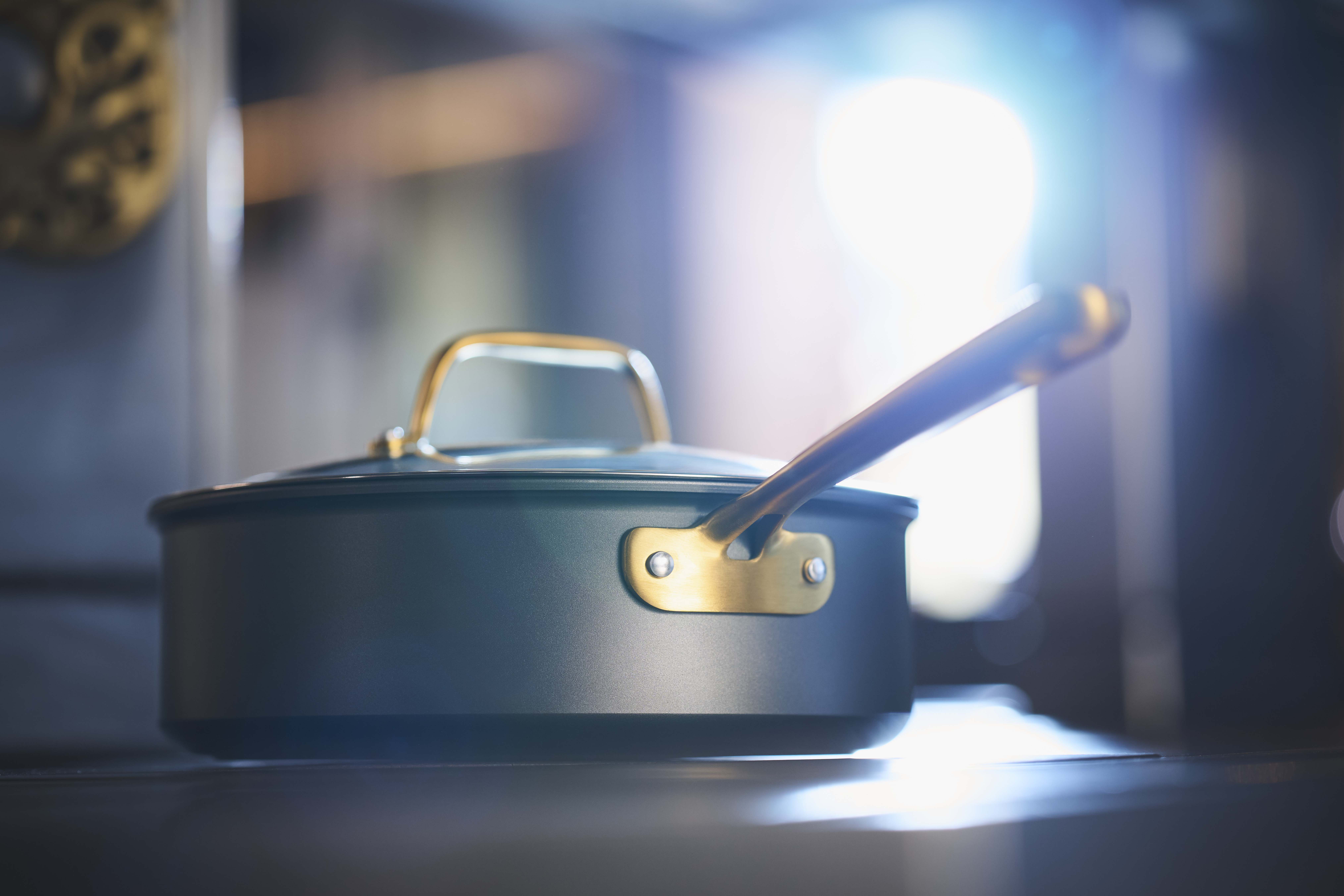 Eri kokoiset paistinpannut kaikkia terpeita varten