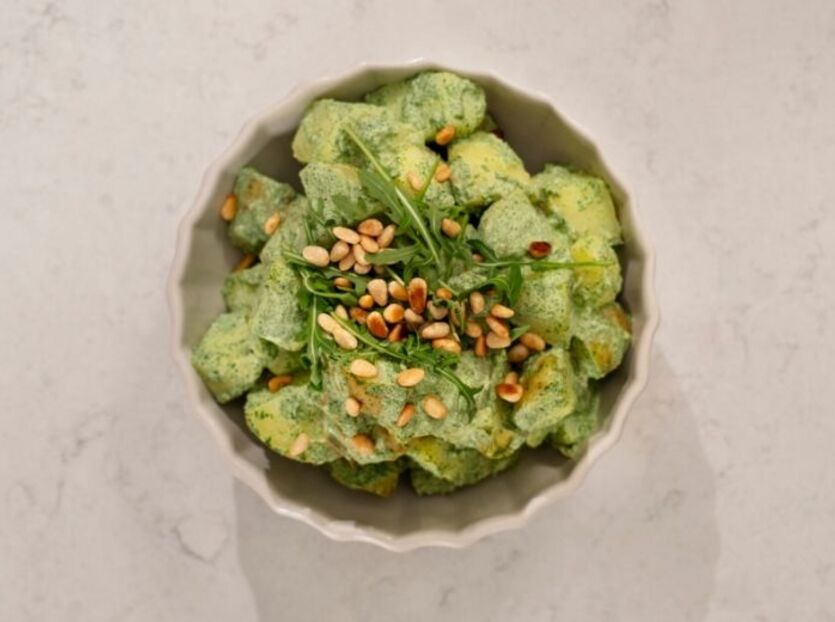 Perunasalaatti vihreällä pestolla