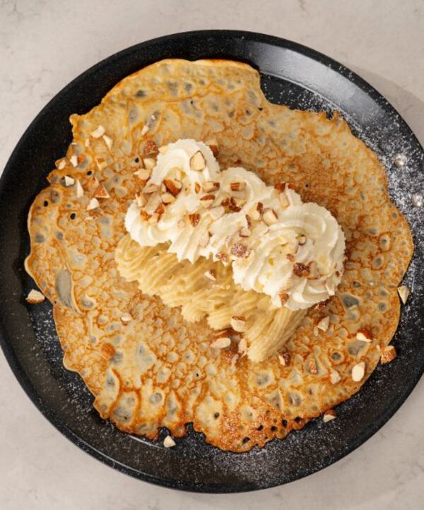 Kokeile kuuluisaa laskiais-pannukakkua, joka on täytetty kermavaahdolla ja mantelimassalla. Taita, haukkaa ja nauti!