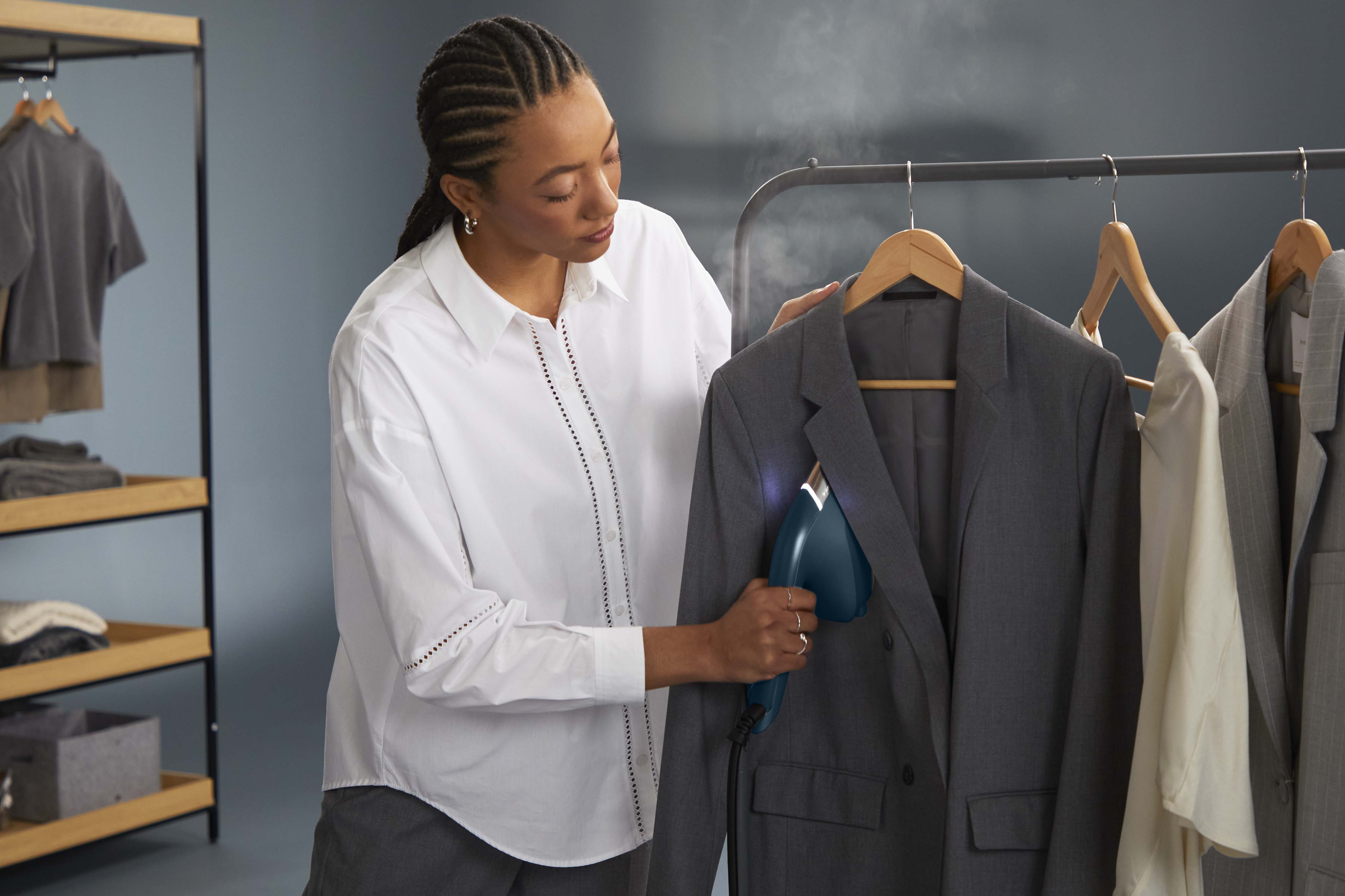 6.  Käännä paita niin, että takakappale on tasaisesti ja kaarroke silityslaudan kärjen kohdalla, ja silitä ylhäältä alaspäin.