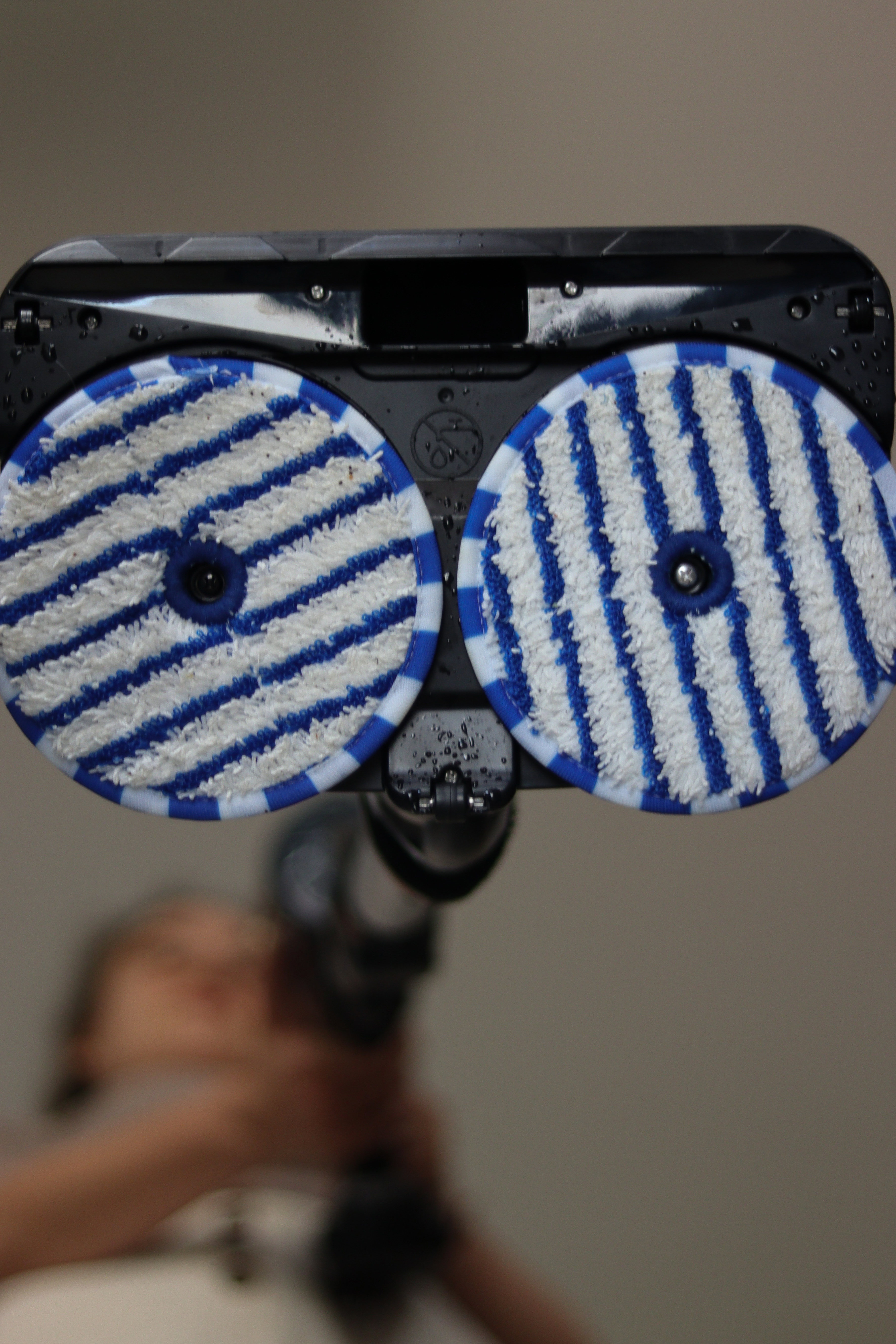 Aerospin aquahead ‑suulake, jossa on pyörivät harjakset ja mekaaninen moottori