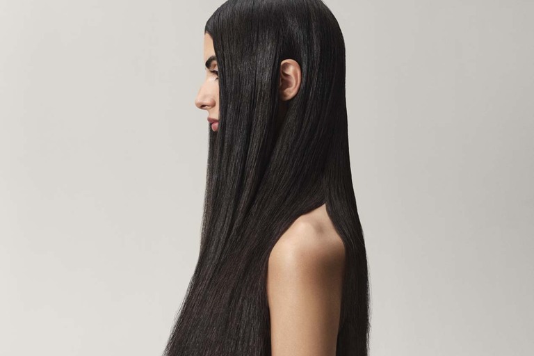 Voinko käyttää suoristusrautaa värjätyille/vaurioituneille hiuksille?