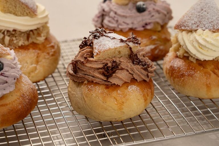 Laskiaispullat Nutellakermavaahdolla ja suklaapaloilla