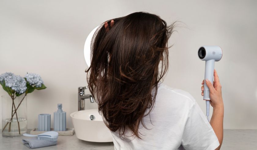 Föönaa hiukset melkein kuiviksi