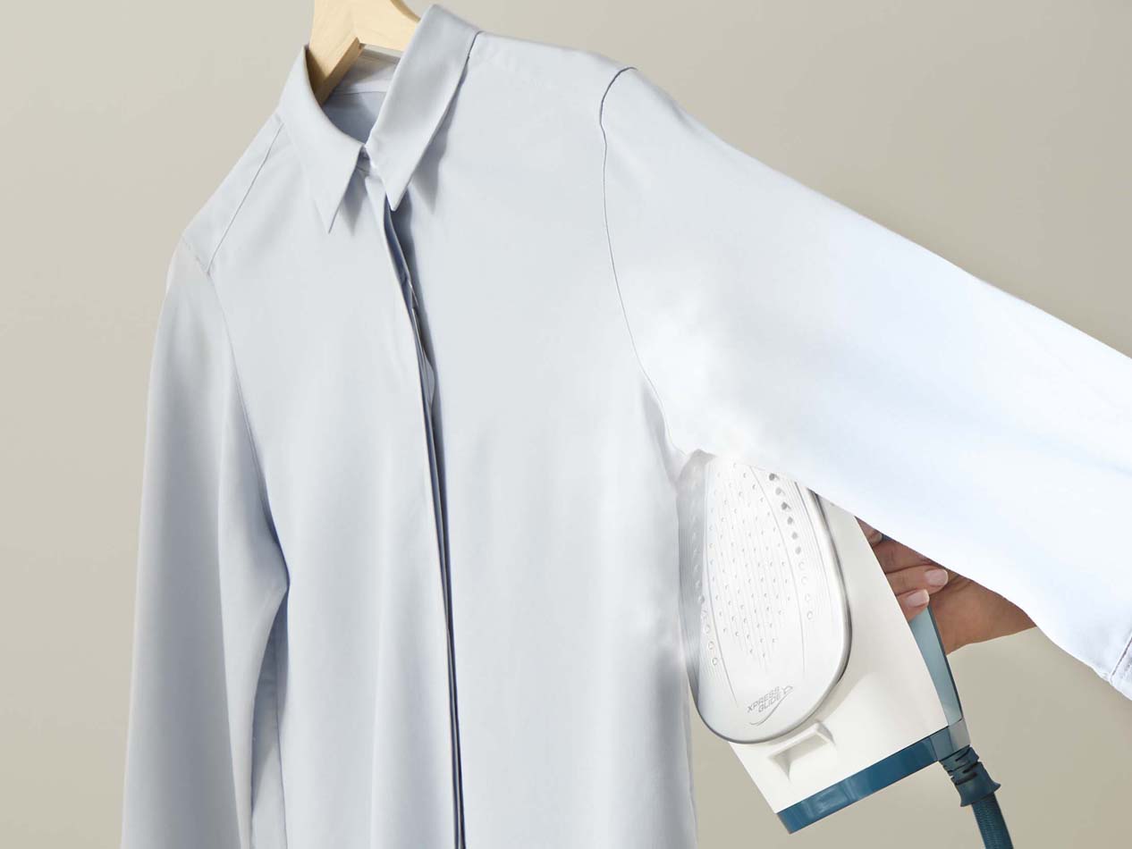 5.  Aseta hihat tasaisesti ja silitä olkapäästä alaspäin uusien ryppyjen välttämiseksi.