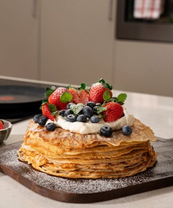 Makeampia täytteitä: Kermavaahto ja marjat, hillo, voi & sokeri tai miksei hemmotteluun jäätelöä & suklaakastiketta strösseleillä!