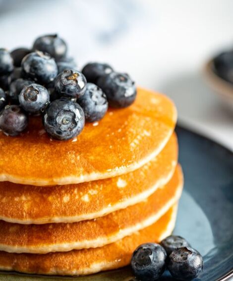 Amerikkalaiset pannukakut brunssille? Kokeile täytteitä kuten vaahterasiirappia, cashewpähkinöitä, mustikoita ja banaania.