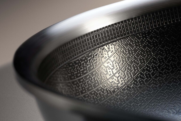 Paistoastia, jossa on hunajakennorakenne