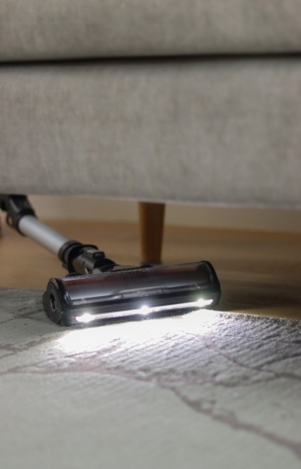 LED-valaistus sohvien alle ja pimeisiin nurkkiin näkemiseksi.