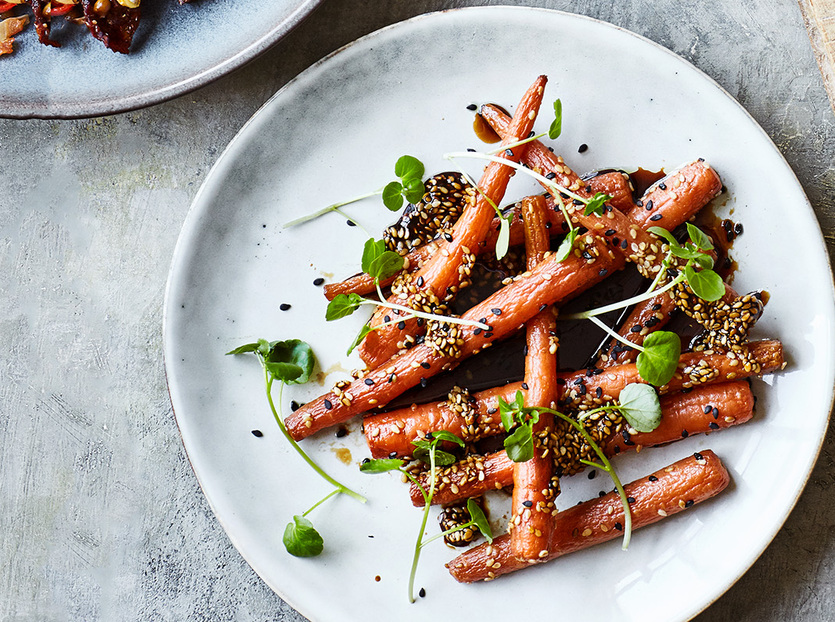 Porkkanatikkuja seesaminsiemenillä