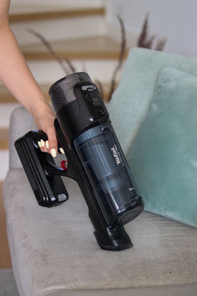 2‑in‑1‑ratkaisu helposti irrotettavalla käsikäyttöisellä imurilla