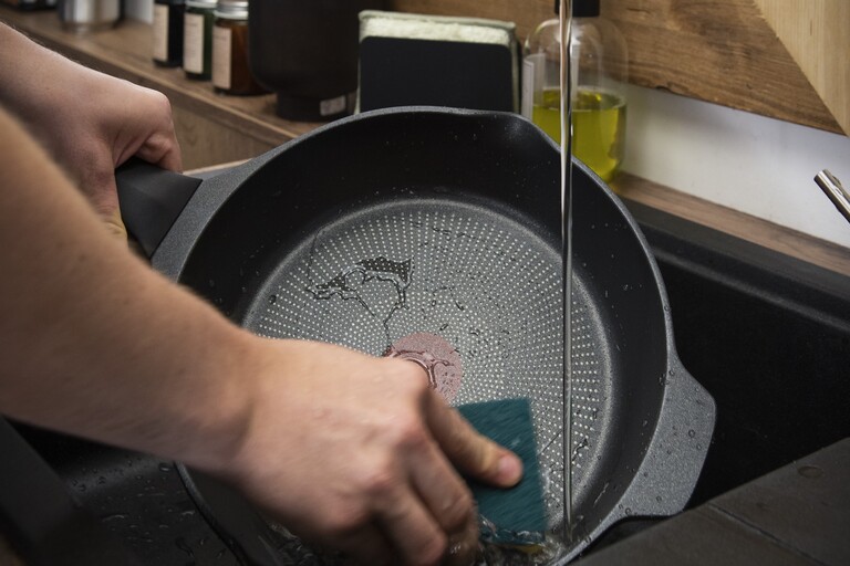 Hoito ja puhdistus pitkän käyttöiän takaamiseksi -