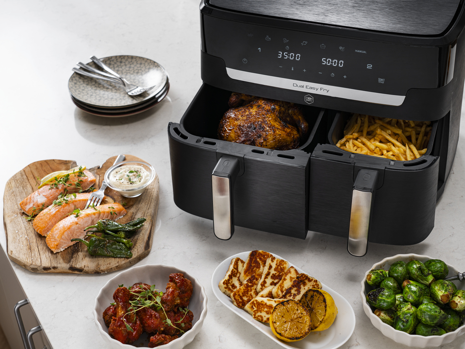 Ilmafriteerauskeitin, jossa on kaksi erillistä ruokalaatikkoa