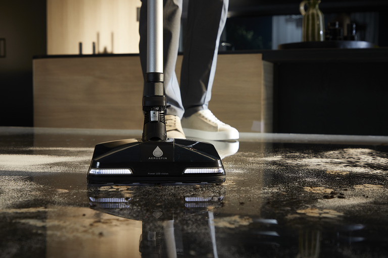 Tehokas varsi‑imuri poistaa lemmikkien karvat 