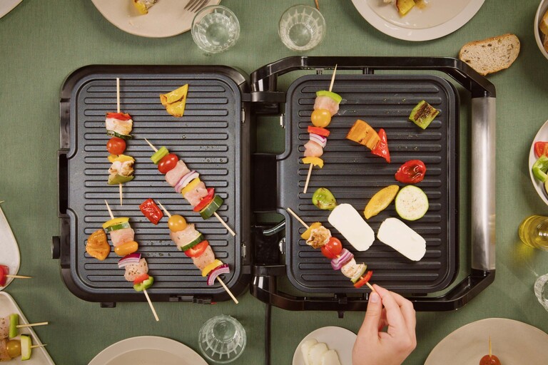 SuperGrill avautuu 180°, joten voit kaksinkertaistaa kypsennyspinta-alan