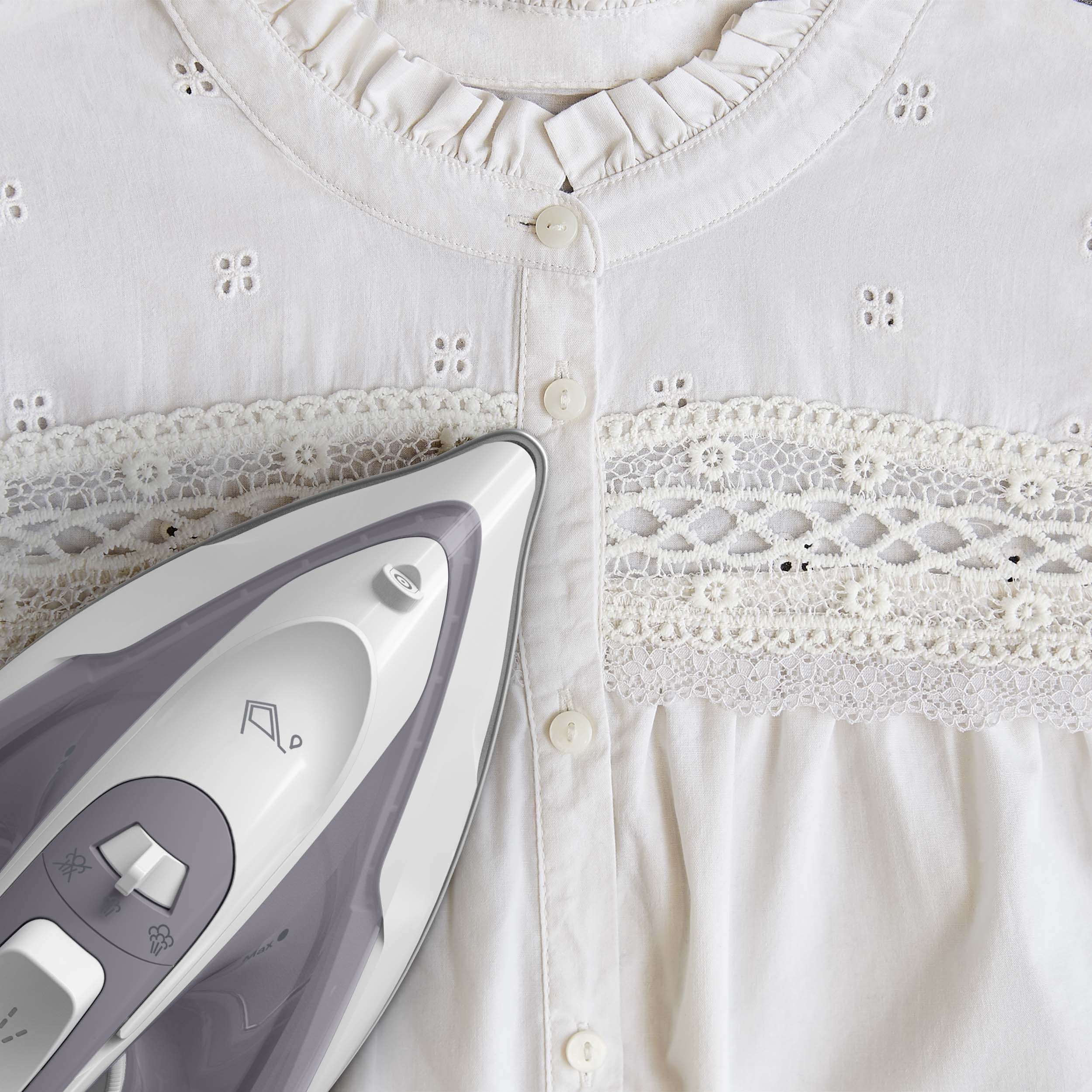 3.  Silitä kaulus ylös käännettynä ensin nurjalta puolelta ja käytä tarvittaessa lisähöyryä sitkeiden ryppyjen poistamiseen.